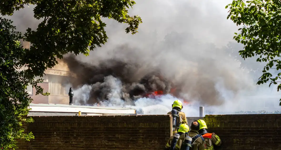 Brand in bijgebouw leidt tot explosies en flinke rookontwikkeling - Foto 10