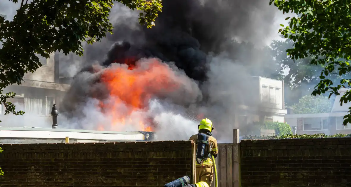 Brand in bijgebouw leidt tot explosies en flinke rookontwikkeling - Foto 12