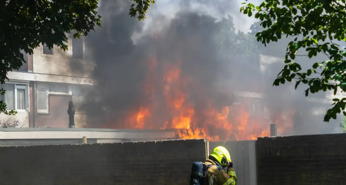 Brand in bijgebouw leidt tot explosies en flinke rookontwikkeling - Foto 13