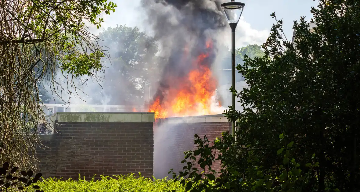 Brand in bijgebouw leidt tot explosies en flinke rookontwikkeling - Foto 14