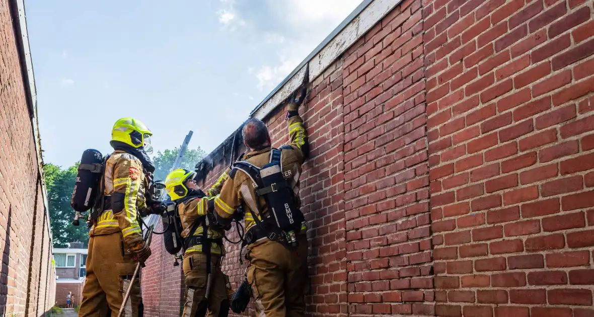 Brand in bijgebouw leidt tot explosies en flinke rookontwikkeling - Foto 2