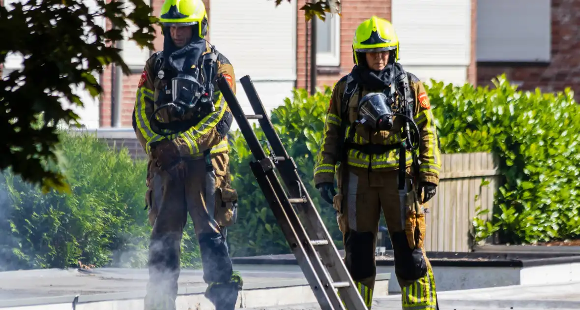 Brand in bijgebouw leidt tot explosies en flinke rookontwikkeling - Foto 3