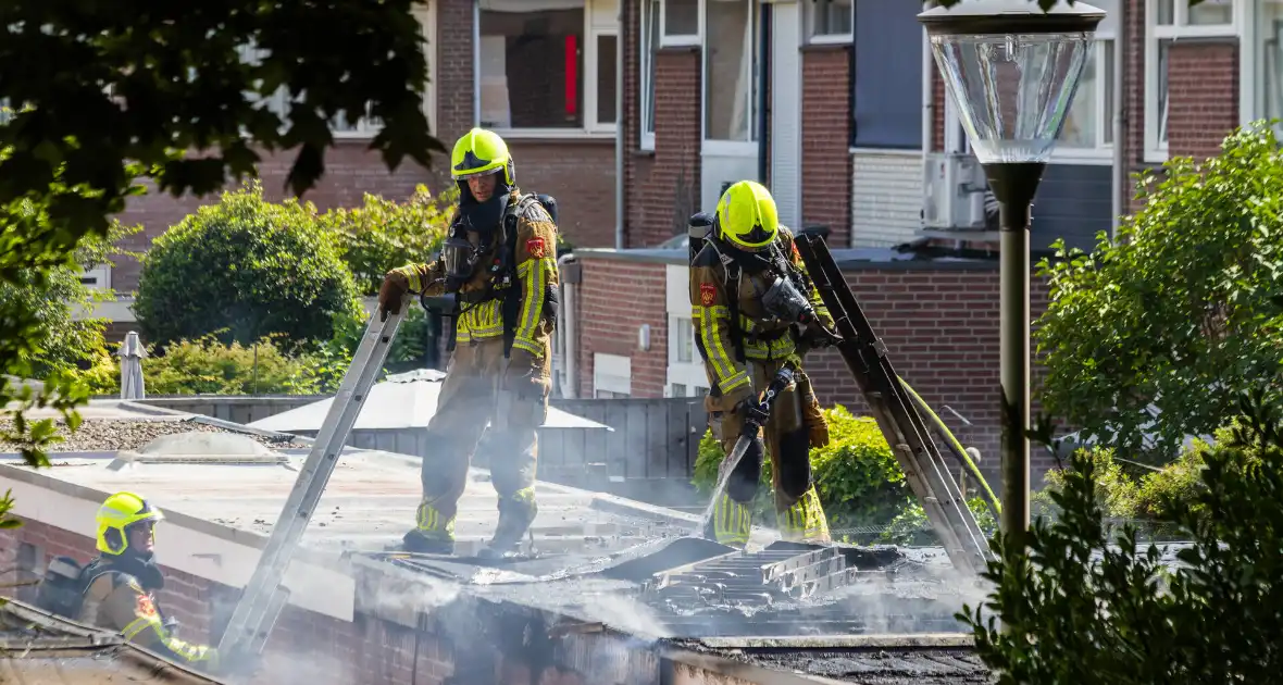 Brand in bijgebouw leidt tot explosies en flinke rookontwikkeling - Foto 5