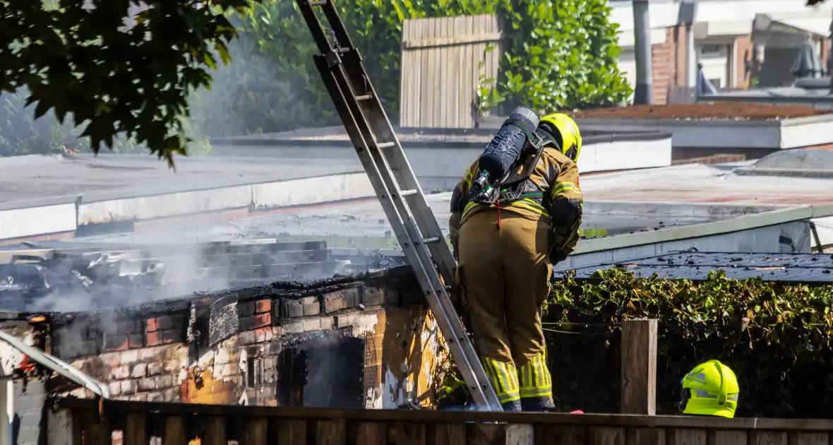 Brand in bijgebouw leidt tot explosies en flinke rookontwikkeling - Foto 6