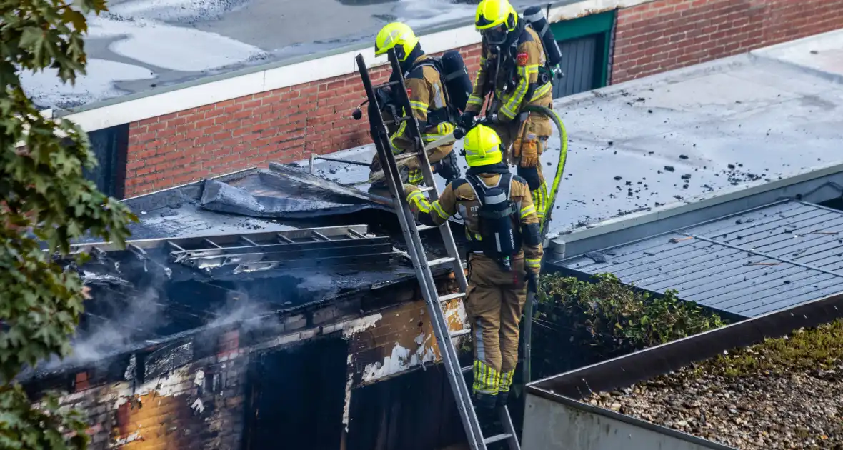 Brand in bijgebouw leidt tot explosies en flinke rookontwikkeling - Foto 7