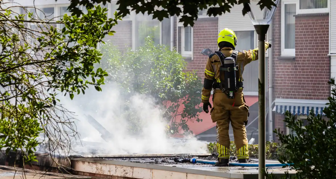 Brand in bijgebouw leidt tot explosies en flinke rookontwikkeling - Foto 8