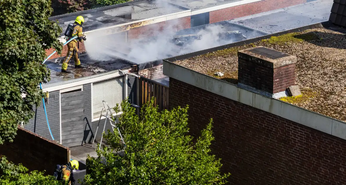 Brand in bijgebouw leidt tot explosies en flinke rookontwikkeling - Foto 9