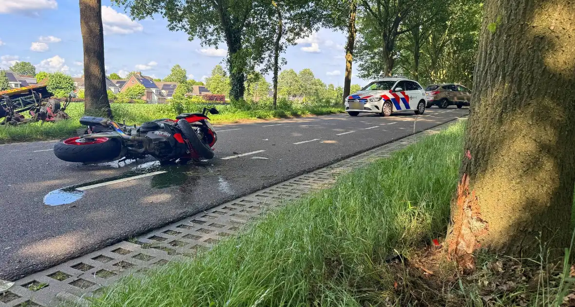 Bestelbus botst met motorrijder in ongeval