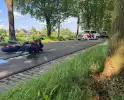 Bestelbus botst met motorrijder in ongeval