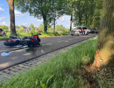 Bestelbus botst met motorrijder in ongeval