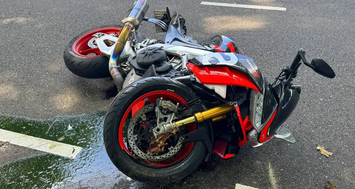 Bestelbus botst met motorrijder in ongeval - Foto 1