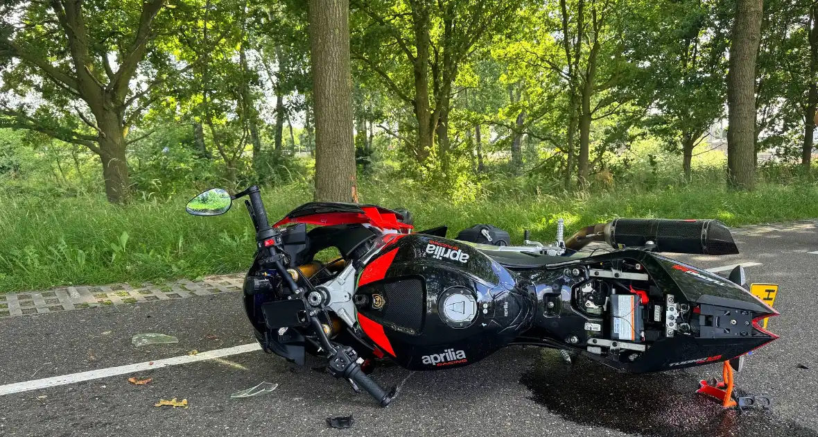 Bestelbus botst met motorrijder in ongeval - Foto 3