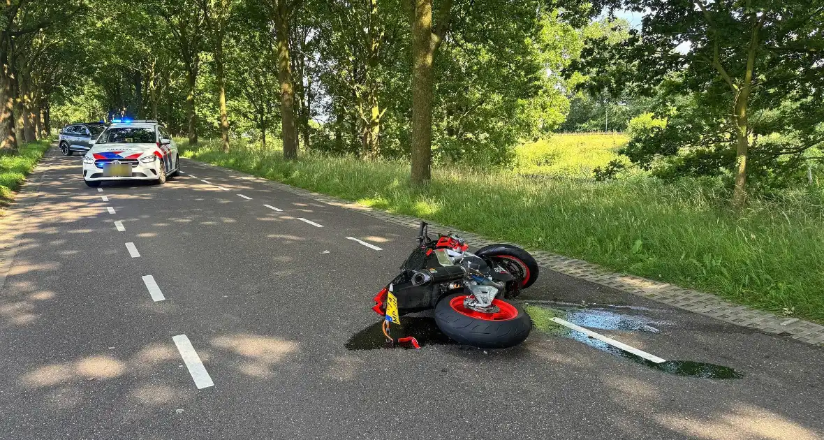 Bestelbus botst met motorrijder in ongeval - Foto 4