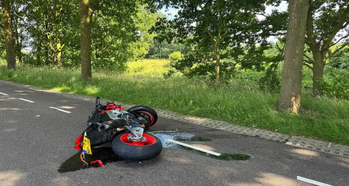 Bestelbus botst met motorrijder in ongeval - Foto 5