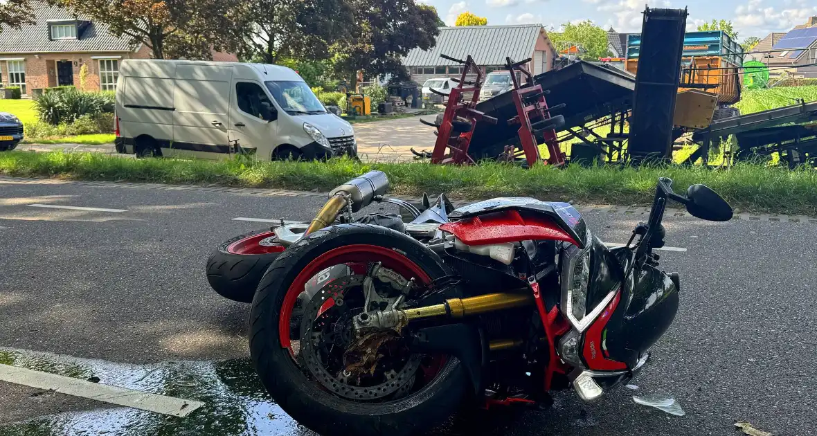 Bestelbus botst met motorrijder in ongeval - Foto 6