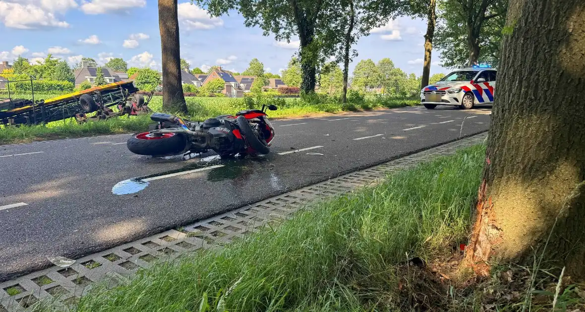 Bestelbus botst met motorrijder in ongeval - Foto 7