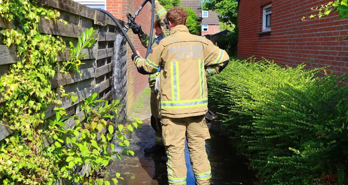 Buren blussen buitenbrand met zwembadwater