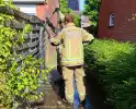 Buren blussen buitenbrand met zwembadwater