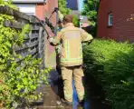 Buren blussen buitenbrand met zwembadwater