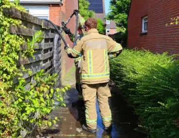 Buren blussen buitenbrand met zwembadwater
