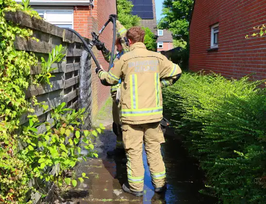 Buren blussen buitenbrand met zwembadwater