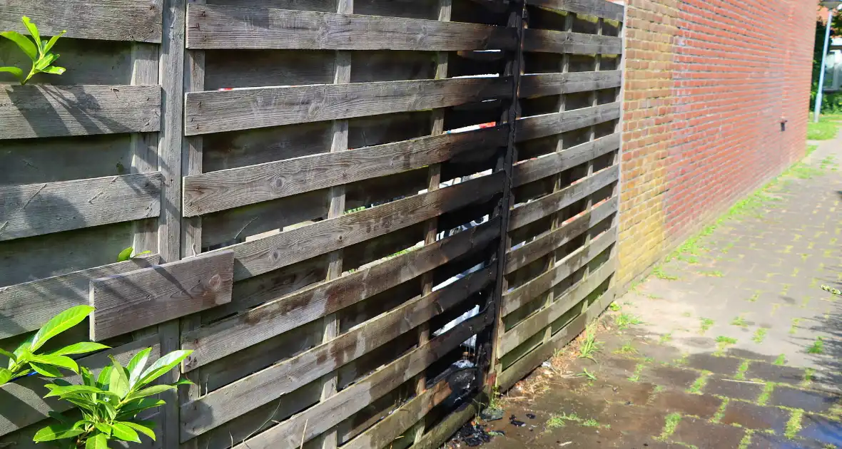 Buren blussen buitenbrand met zwembadwater - Foto 2