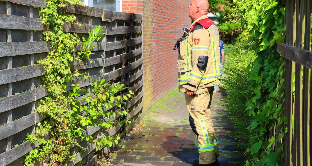 Buren blussen buitenbrand met zwembadwater - Foto 5