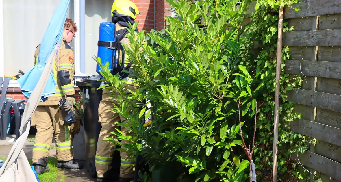 Buren blussen buitenbrand met zwembadwater - Foto 6