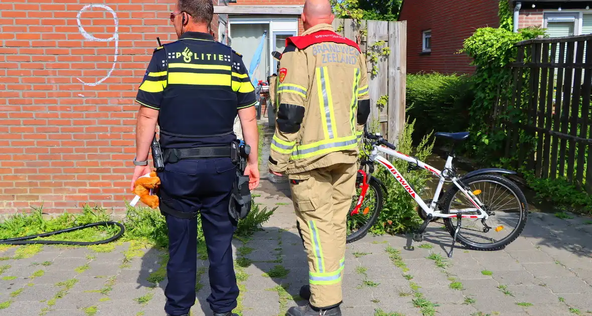 Buren blussen buitenbrand met zwembadwater - Foto 7