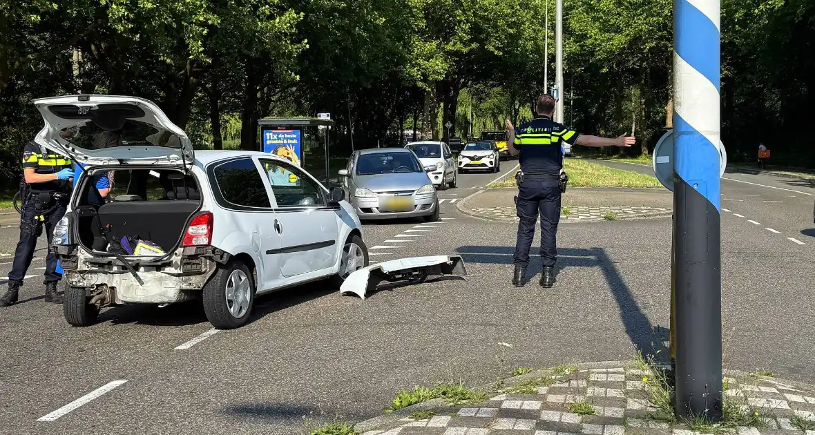 Auto's botsen bij kruising