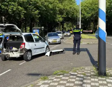 Auto's botsen bij kruising