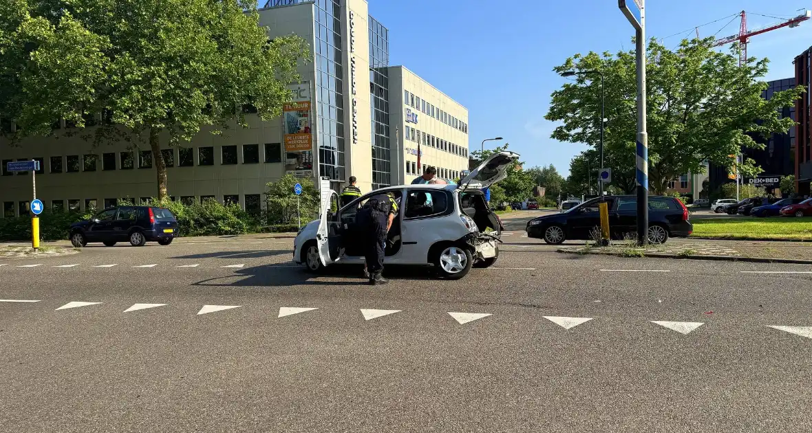 Auto's botsen bij kruising - Foto 2
