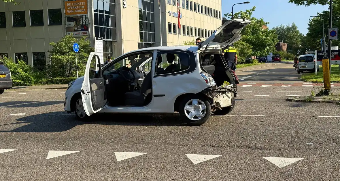 Auto's botsen bij kruising - Foto 3