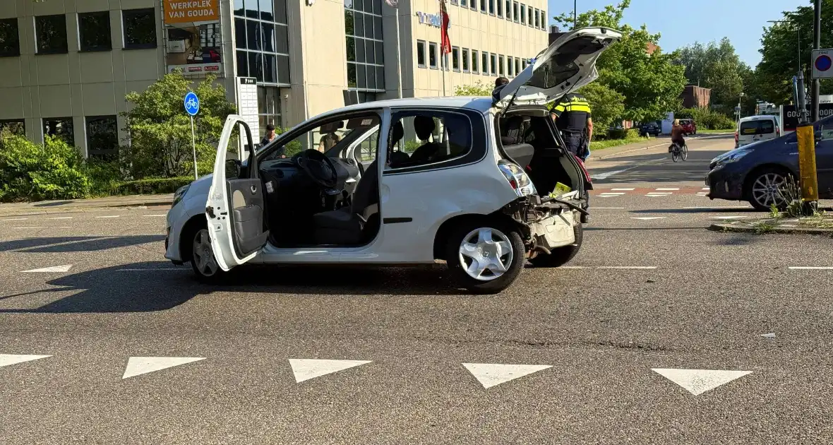 Auto's botsen bij kruising - Foto 4