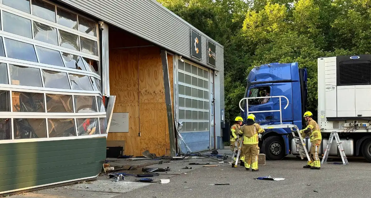 Vrachtwagen tegen gevel bedrijfspand