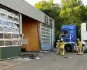 Vrachtwagen tegen gevel bedrijfspand
