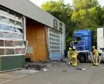 Vrachtwagen tegen gevel bedrijfspand