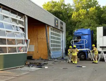 Vrachtwagen tegen gevel bedrijfspand