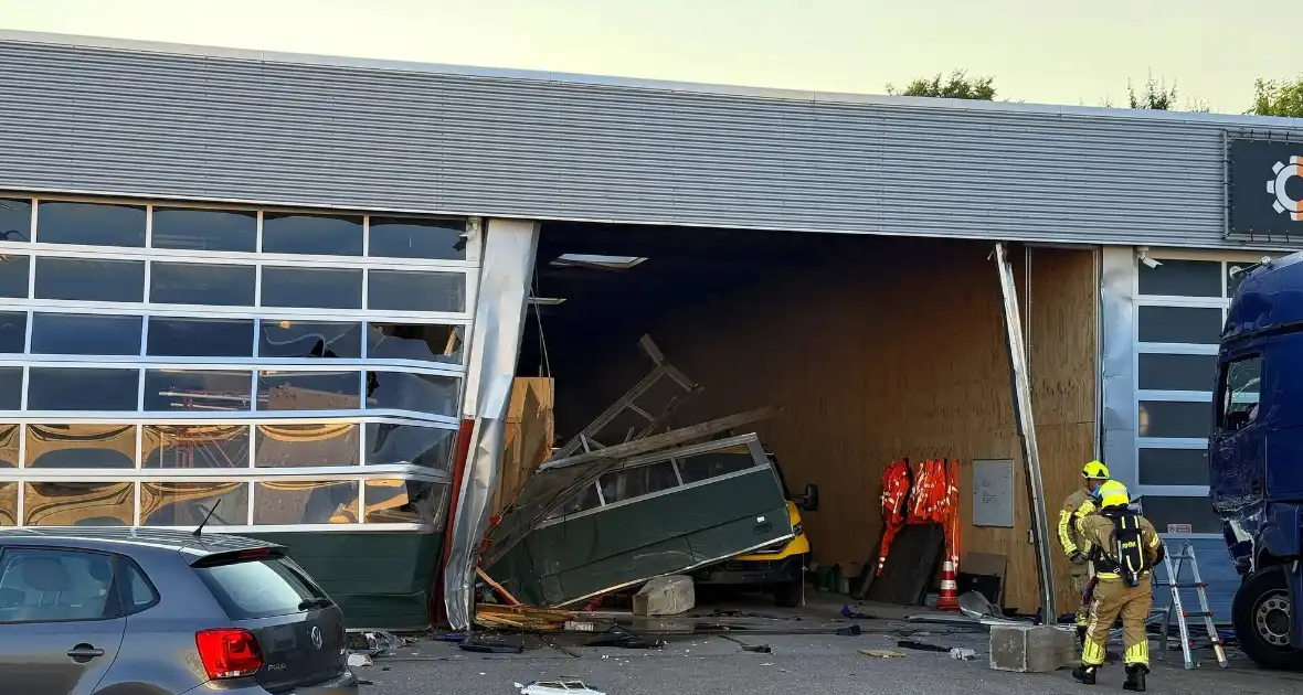 Vrachtwagen tegen gevel bedrijfspand - Foto 1