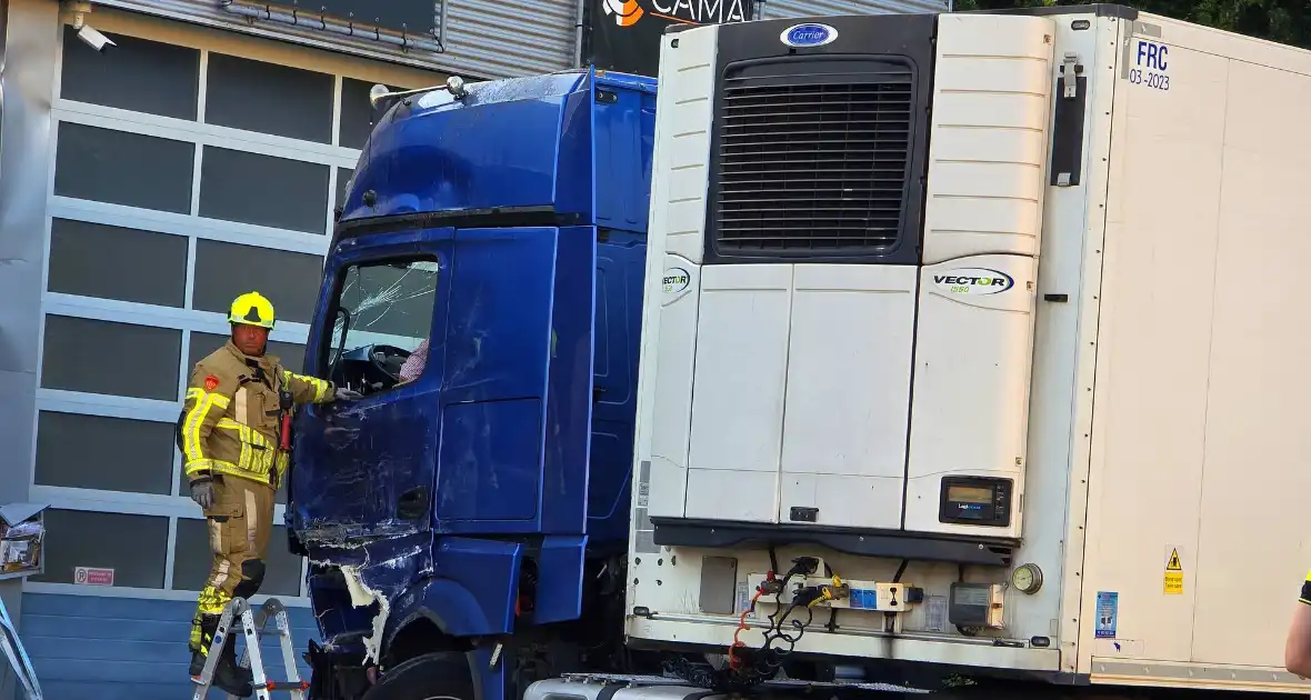 Vrachtwagen tegen gevel bedrijfspand - Foto 10