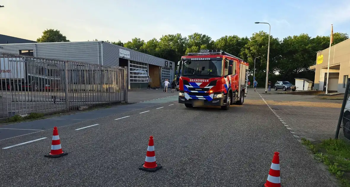 Vrachtwagen tegen gevel bedrijfspand - Foto 11
