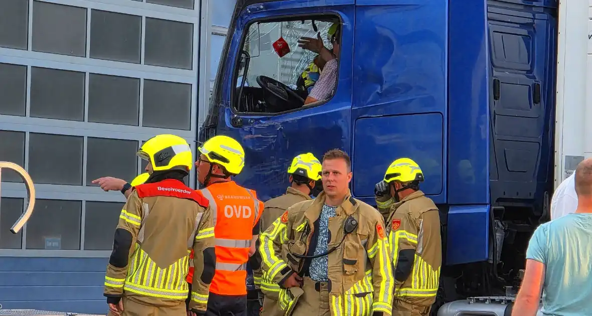 Vrachtwagen tegen gevel bedrijfspand - Foto 3