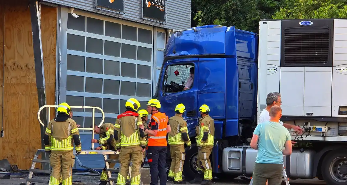 Vrachtwagen tegen gevel bedrijfspand - Foto 4