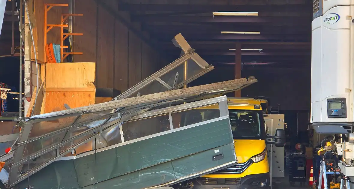 Vrachtwagen tegen gevel bedrijfspand - Foto 5
