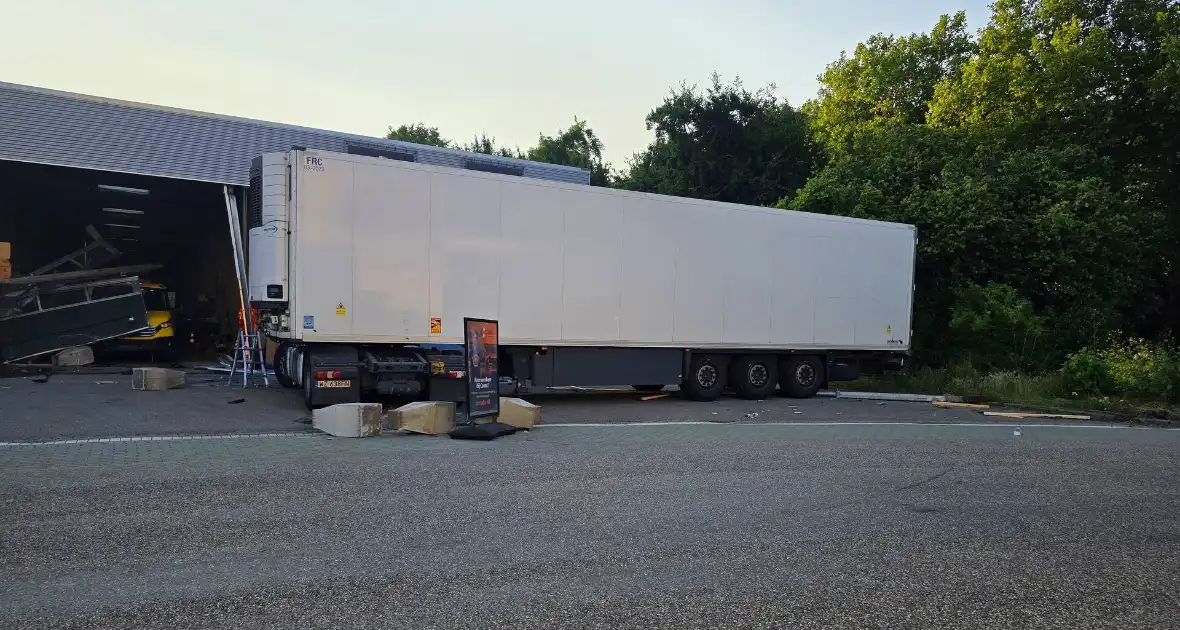 Vrachtwagen tegen gevel bedrijfspand - Foto 6