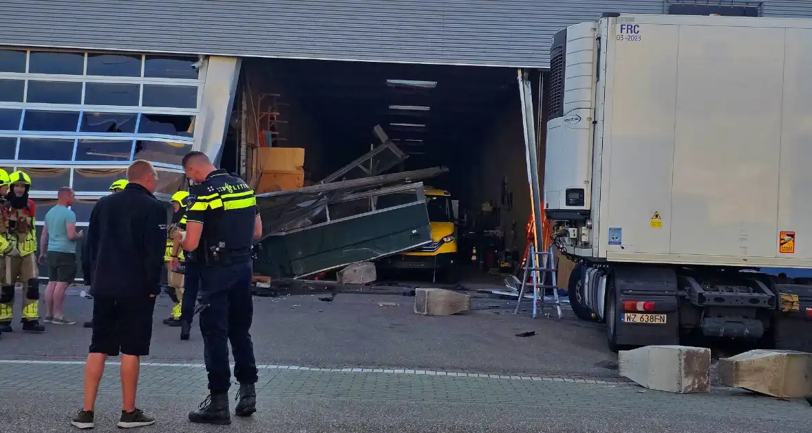 Vrachtwagen tegen gevel bedrijfspand - Foto 7