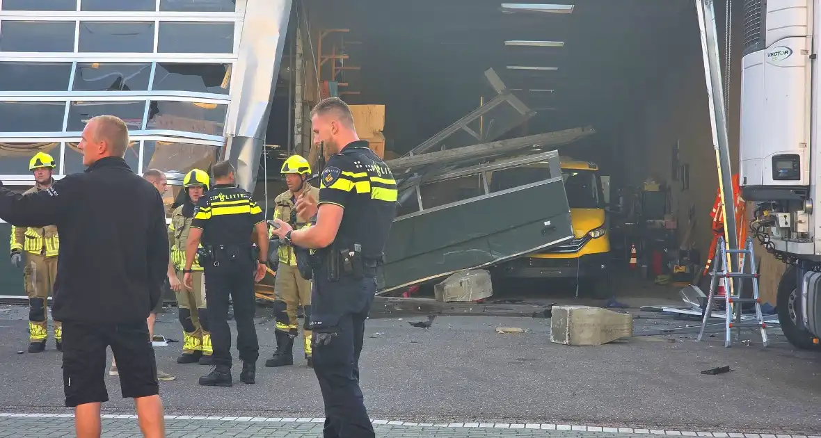 Vrachtwagen tegen gevel bedrijfspand - Foto 8