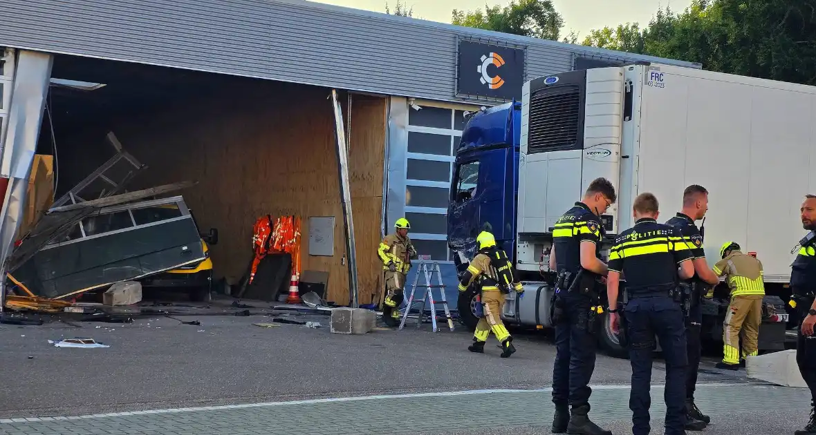 Vrachtwagen tegen gevel bedrijfspand - Foto 9