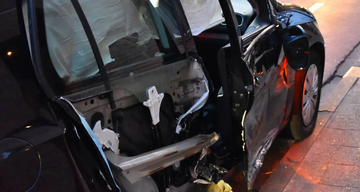 Gewonde bij aanrijding tussen twee personenauto's - Foto 1