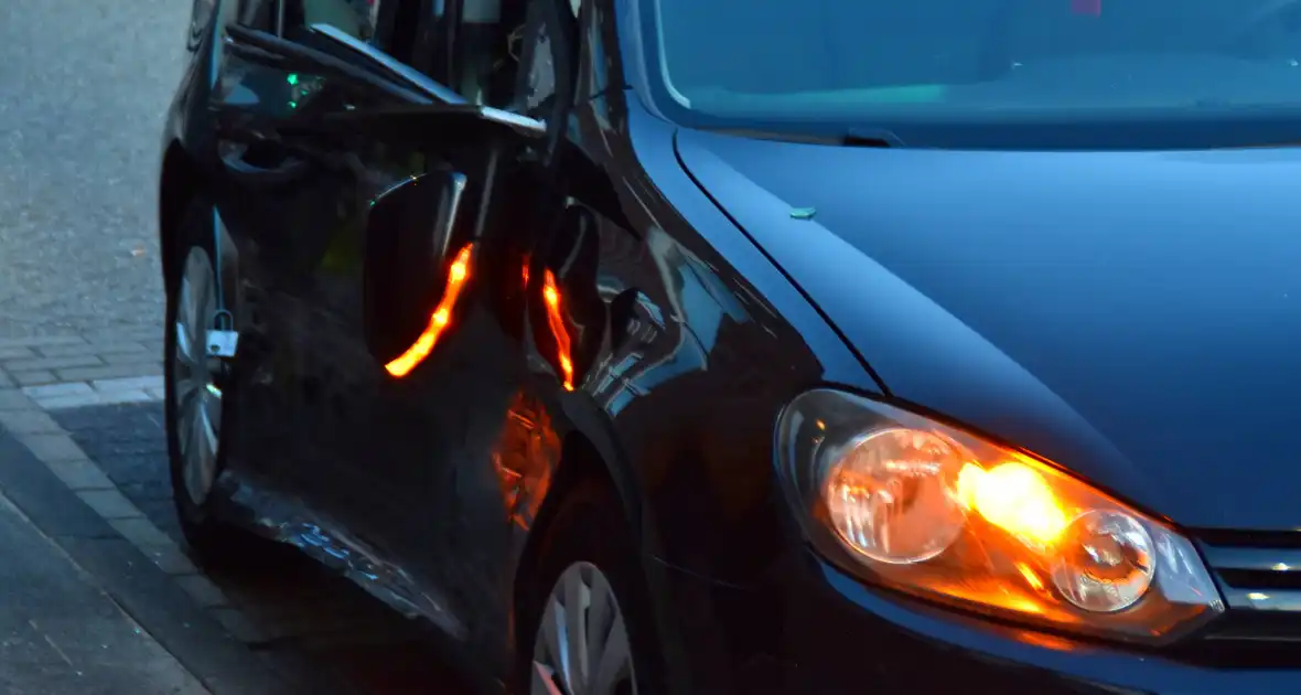Gewonde bij aanrijding tussen twee personenauto's - Foto 2